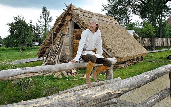 Mittelalterdorf Stary Lud - Slawe auf Brücke, Foto: Gerd Rattei, Lizenz: Heimatmuseum