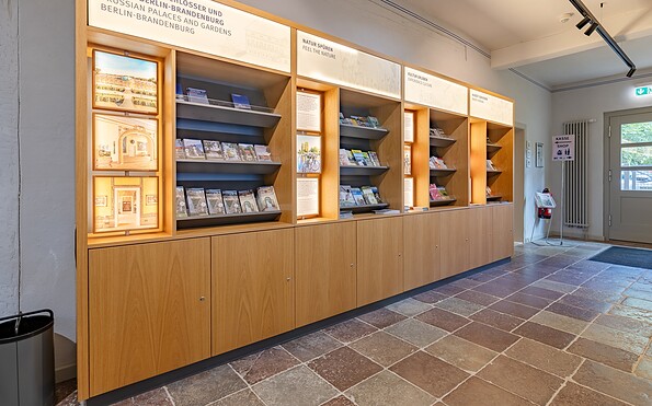 The brochure display provides you with important information even outside opening hours., Foto: Martin Karnbach, Lizenz: Gemeinde Schwielowsee