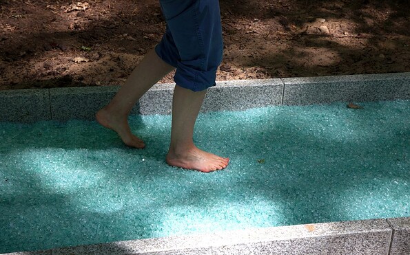 Glasscherben - Barfusspark, Foto: Oliver Plath, Lizenz: Der Barfußpark Beelitz-Heilstätten