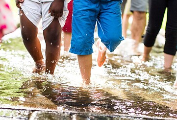 Barfußpark - Kinderfüße laufen durch Wasser, Foto: Karsten Eichhorn, Lizenz: Der Barfußpark Beelitz-Heilstätten