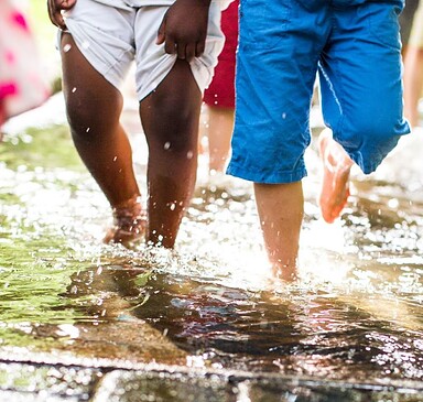 Barfußpark - Kinderfüße laufen durch Wasser, Foto: Karsten Eichhorn, Lizenz: Der Barfußpark Beelitz-Heilstätten