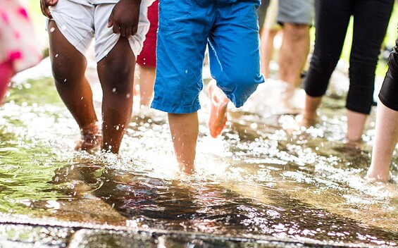 Barfußpark - Kinderfüße laufen durch Wasser, Foto: Karsten Eichhorn, Lizenz: Der Barfußpark Beelitz-Heilstätten