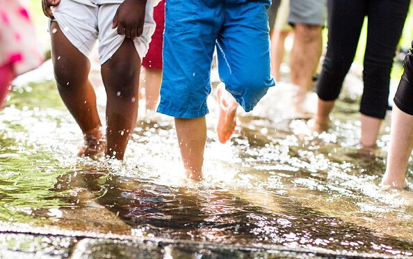 Barfußpark - Kinderfüße laufen durch Wasser, Foto: Karsten Eichhorn, Lizenz: Der Barfußpark Beelitz-Heilstätten
