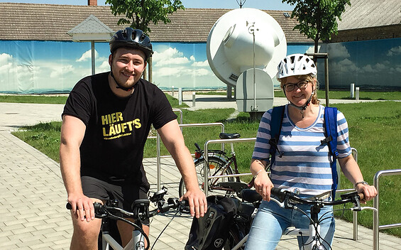 Mit E-Bikes auf der Energieroute unterwegs, Foto: Förderverein des Neue-Energien-Forum Feldheim e.V, Lizenz: Förderverein des Neue-Energien-Forum Feldheim e.V