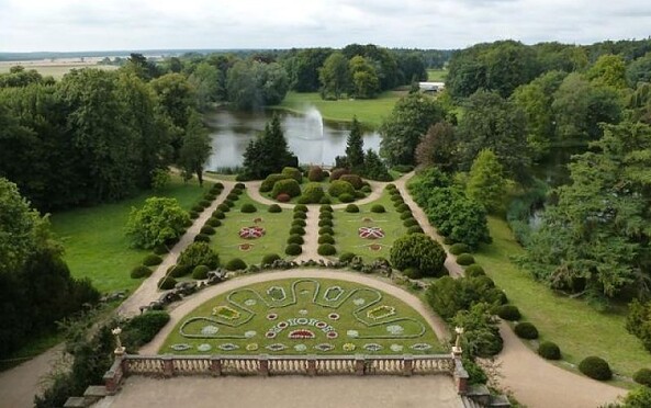 Schloss Wiesenburg - Blick auf den Schlosspark, Foto: Verein zur Förderung und Erhaltung des denkmalgeschützten Landschaftsparkes Wiesenburg e. V.