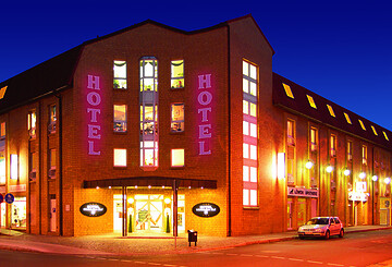 Hotel Märkischer Hof in der Abenddämmerung, Foto: Gerald Bornschein, Lizenz: Gerald Bornschein