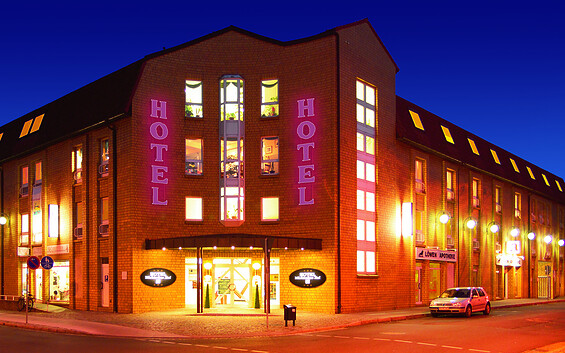 Hotel Märkischer Hof in der Abenddämmerung, Foto: Gerald Bornschein, Lizenz: Gerald Bornschein