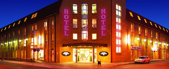 Hotel Märkischer Hof in der Abenddämmerung, Foto: Gerald Bornschein, Lizenz: Gerald Bornschein