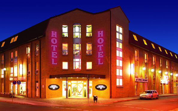 Hotel Märkischer Hof in der Abenddämmerung, Foto: Gerald Bornschein, Lizenz: Gerald Bornschein