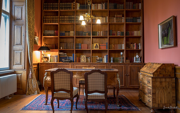 Schreibtisch im Roten Salon, Foto: Frank Burchert, Lizenz: Schloss Stülpe