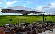 Café &amp; Restaurant at Golfpark Schloss Wilkendorf - Terrasse mit Ausblick auf das 18. Grün