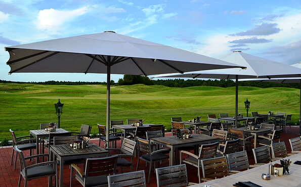 Café &amp; Restaurant at Golfpark Schloss Wilkendorf - Terrasse mit Ausblick auf das 18. Grün