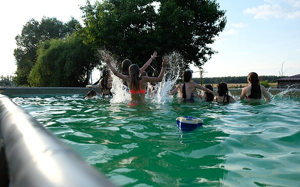 Kinder im Pool, Foto: Hans Sachs, Lizenz: Reiter- &amp; Erlebnisbauernhof Groß Briesen