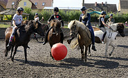 Pferdefußball, Foto: Hans Sachs, Lizenz: Reiter- &amp; Erlebnisbauernhof Groß Briesen