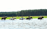 Ausritt durchs Wasser, Foto: Hans Sachs, Lizenz: Reiter- &amp; Erlebnisbauernhof Groß Briesen
