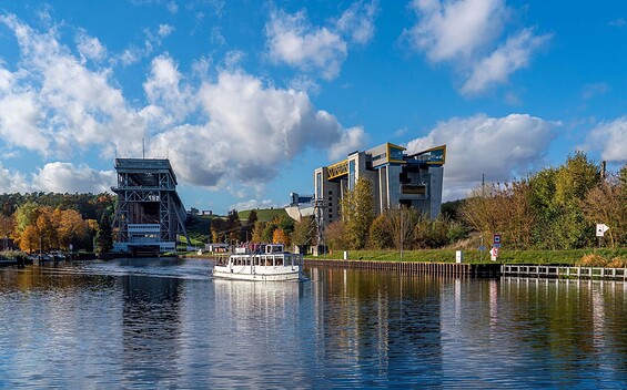 Passanger boat in front off ship lifts, Foto: Uwe Kleber, Lizenz: SHW Fahrgastschifffahrt Niederfinow