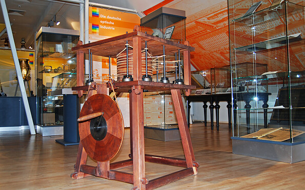 Nachbau der Vielschleifmaschine, Foto: sylwet/Optik-Industrie-Museum Rathenow