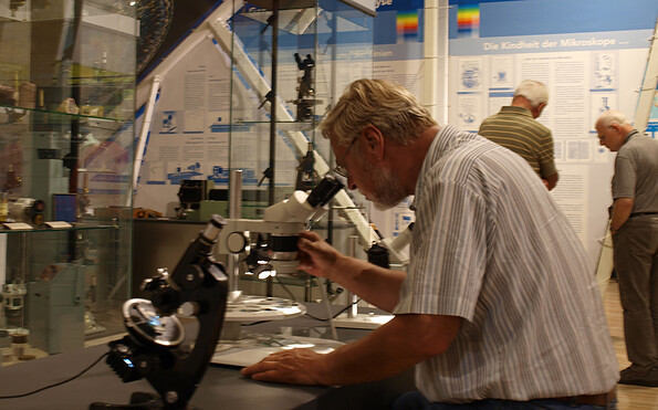 Mikroskope- immer und in jedem Alter faszinierend, Foto: sylwet/ Optik Industrie Museum