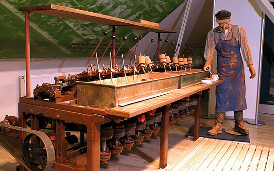 Brillenglasschleifen, Anfang des 19. Jh, Foto: sylwet/Optik-Industrie-Museum Rathenow