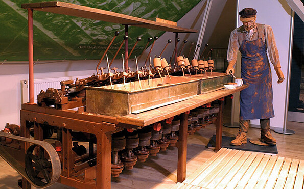 Brillenglasschleifen, Anfang des 19. Jh, Foto: sylwet/Optik-Industrie-Museum Rathenow