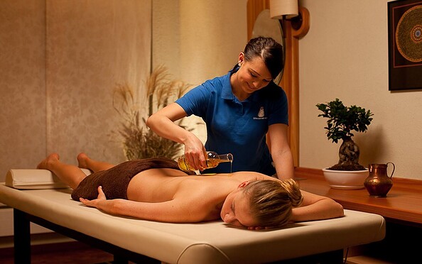 Leinölmassage, Foto: Spreewelten GmbH