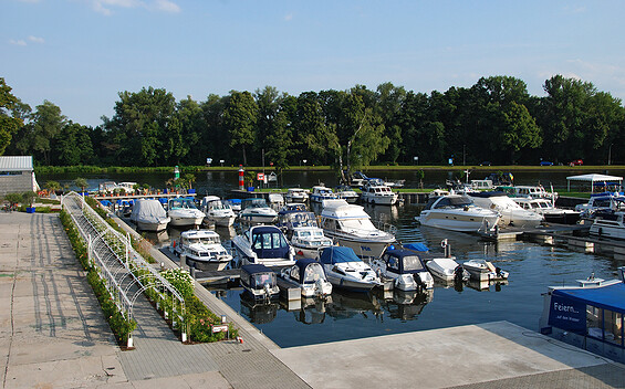 Havel Marin - Hafen mit Laubengang und Terrassen , Foto: Christin Drühl