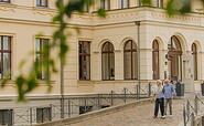 Couple in front of Ribbeck Castle, Foto: Julia Nimke, Lizenz: TMB