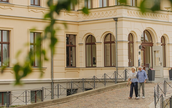 Couple in front of Ribbeck Castle, Foto: Julia Nimke, Lizenz: TMB