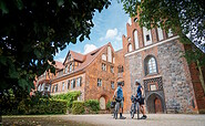 Cyclists in front of Abbey Zum Heiligen Grabe, Foto: Saddle Stories, Lizenz: TMB