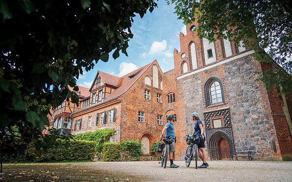Cyclists in front of Abbey Zum Heiligen Grabe, Foto: Saddle Stories, Lizenz: TMB