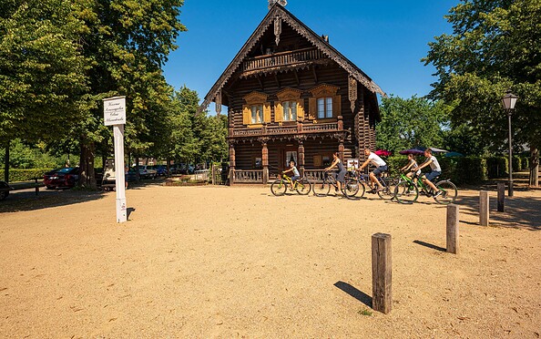 Cycling through the Alexandrowka settlement, Foto: Steffen Lehmann, Lizenz: TMB