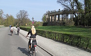 Cycling past Sanssouci Palace, Foto: Matthias Fricke, Lizenz: TMB