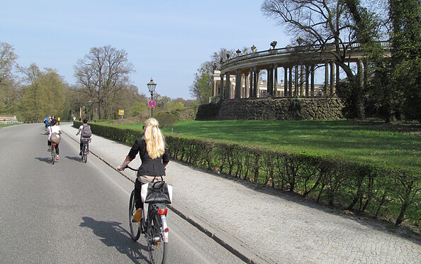 Cycling past Sanssouci Palace, Foto: Matthias Fricke, Lizenz: TMB
