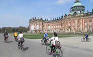 Cycling past New Palace, Foto: Matthias Fricke, Lizenz: TMB