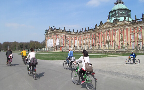 Cycling past New Palace, Foto: Matthias Fricke, Lizenz: TMB
