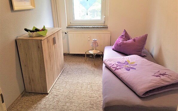 Schlafzimmer mit Einzelbett, Foto: Frau Krupper, Lizenz: Ferienwohnung Boxberg