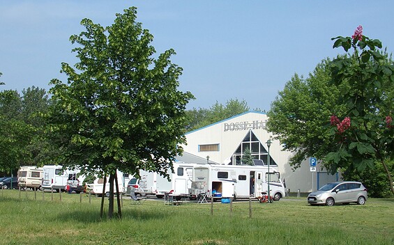 Wohnmobilstellplatz an der Dossehalle in Wusterhausen/Dosse, Foto: Elke Schmiele, Foto: Elke Schmiele, Lizenz: Tourismusverband Prignitz e.V.