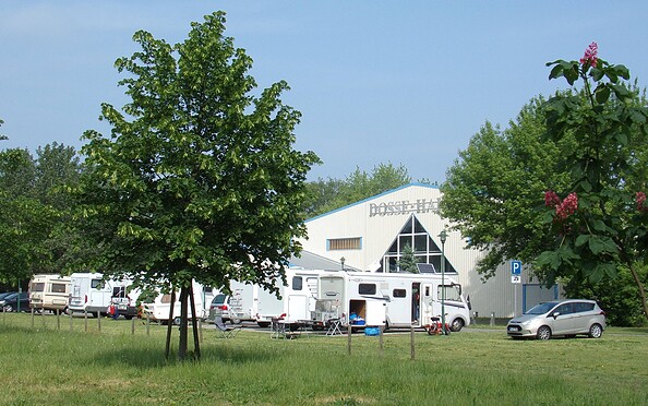 Wohnmobilstellplatz an der Dossehalle in Wusterhausen/Dosse, Foto: Elke Schmiele, Foto: Elke Schmiele, Lizenz: Tourismusverband Prignitz e.V.