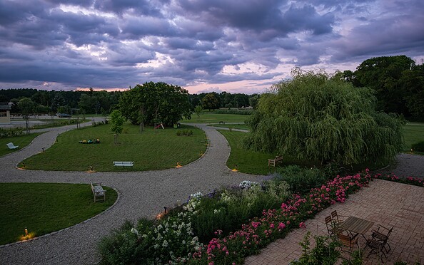Storchenhof Blumenow - Parkanlage am Abend, Foto: Bryan Reinhard, Lizenz: Storchehhof Blumenow GbR