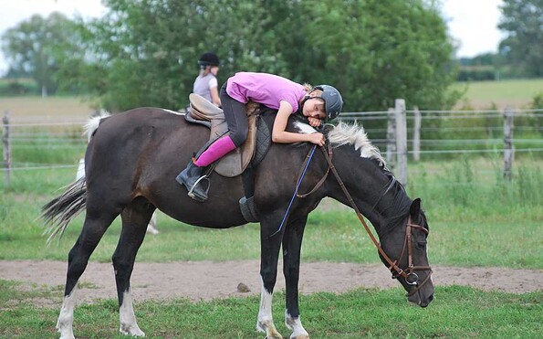 Kinder fühlen sich wohl mit unseren Ponys, Foto: Schörfke, Lizenz: Tourismusverband Prignitz e.V.