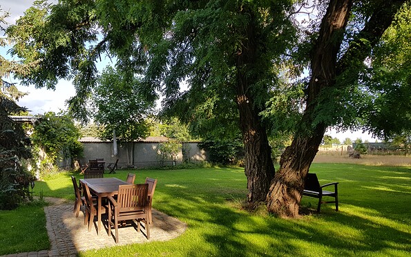 Gästegarten Entspannung unter Robinien, Foto: Müller, Lizenz: Müller