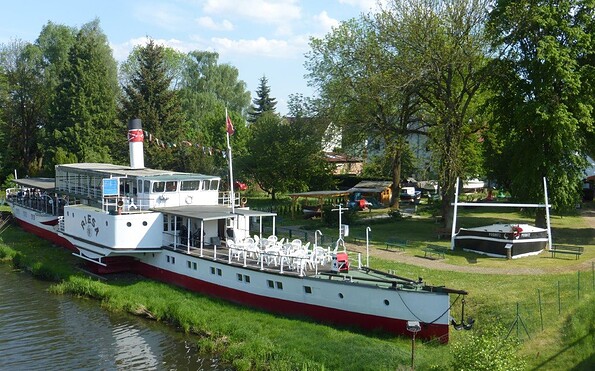 Blick vom Wasser auf den Seitenraddampfer "Riesa", Foto: A. Bonadt, Lizenz: Binnenschifffahrts-Museum Oderberg