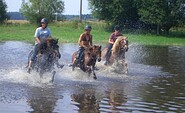 Ausritt durch das Wasser , Foto: Hans Sachs, Lizenz: Reiter- &amp; Erlebnisbauernhof Groß Briesen GmbH
