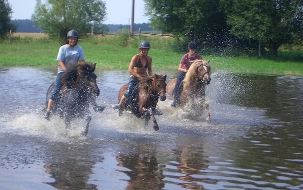 Ausritt durch das Wasser , Foto: Hans Sachs, Lizenz: Reiter- &amp; Erlebnisbauernhof Groß Briesen GmbH