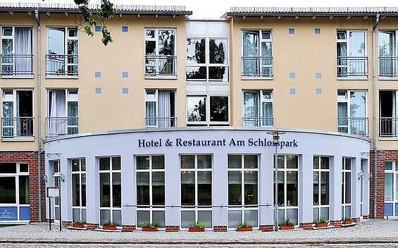 Hotel & Restaurant Am Schlosspark in Dahme/Mark - Außenansicht, Foto: Beate Steinhagen