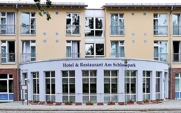 Hotel &amp; Restaurant Am Schlosspark in Dahme/Mark - Außenansicht, Foto: Beate Steinhagen