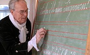 Lehrer Bruns an der Tafel, Foto: Heike Schulze