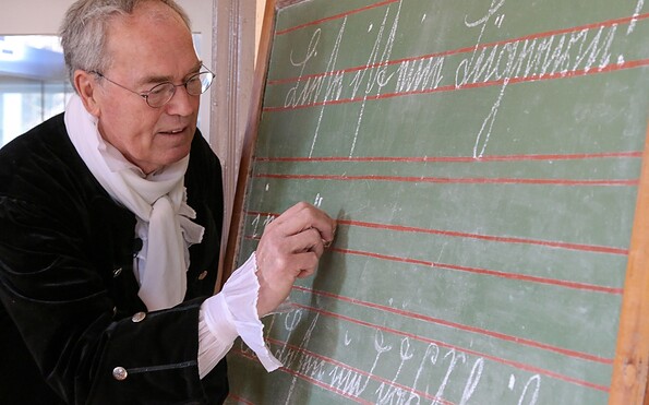 Lehrer Bruns an der Tafel, Foto: Heike Schulze