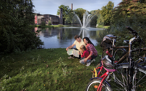 Radlerfamilie am Amtsteich, Foto: CMT Cottbus