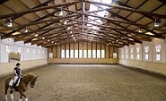 Reit- &amp; Pensionsstall Gut Klostermühle - Reithalle innen, Foto:  Foto: Madlitzer Mühle Betriebs GmbH &amp; Co. KG